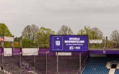 VfL Fußballfeld mit LED-Wand bei Tag 