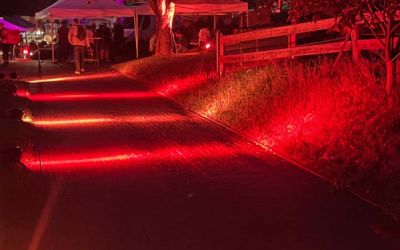 Rote Ambientebeleuchtung eines Wegs