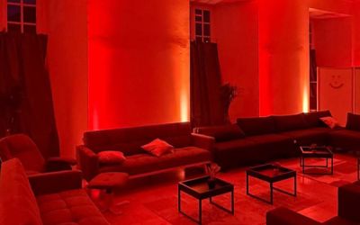 Rote Ambientebeleuchtung im Backstage 