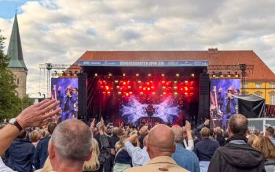 Konzert bei Tageslicht mit Publikum mit dem Schloss im Hintergrund 