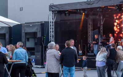 Band spielt auf der Bühne und BesucherInnen schauen zu 