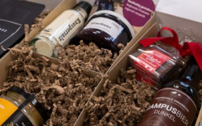 Eine Box mit typisch Osnabrücker Köstlichkeiten