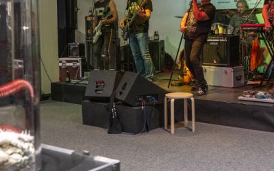 Auf Podestflächen mit Traversenrahmen spielt eine Band aus fünf Musikern Musik