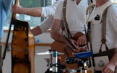 Vier Personen der Band the Speedos mit Instrumenten 