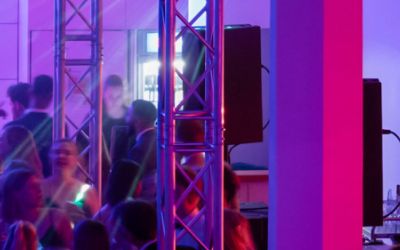 DJ und Personen am Tanzen 