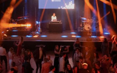 Bühne mit DJ und tanzenden Menschen 