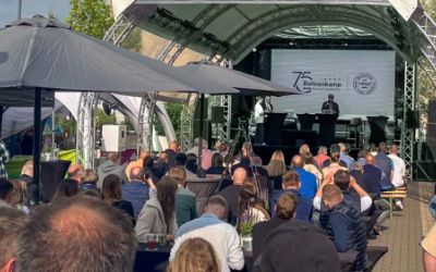 Bühne mit Rundbogendach mit Zuschauern und Bühnenprogramm