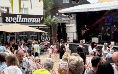 Bühne mit Zuschauern und Palmen 