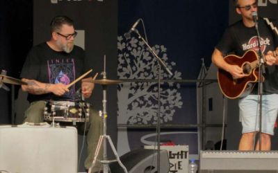 Band Caught Indie Act spielt auf der Buehne 