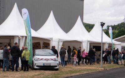 sechs Pavillons stehen in einer Reihe am Straßenrand