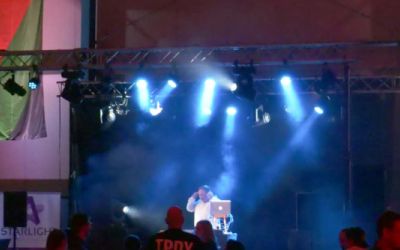 DJ Jonny Beach mit Publikum und Fahnen von Amazone