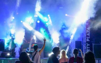 Party Plaza Stage mit Nebel und Lichteffekten 