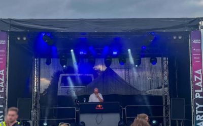 Party Plaza Stage mit Zuschauern 