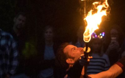 Feuerkünstler mit drei Fackeln 