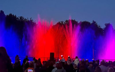 Bunte Lichtinszenierung im Dunkeln und mit Zuschauern