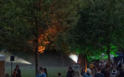 Veranstaltungsgelände mit Besucher und Besucherinnen 