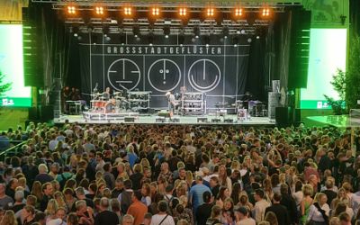 Osna-Stage mit Publikum und der Band Großstadtgeflüster 