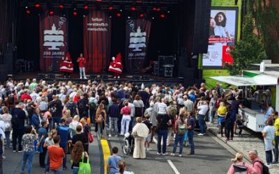 Osna-Stage bei Tageslicht mit Publikum und Programm der Sparkasse 