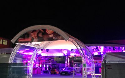 beleuchtetes Rundbogendach abends
