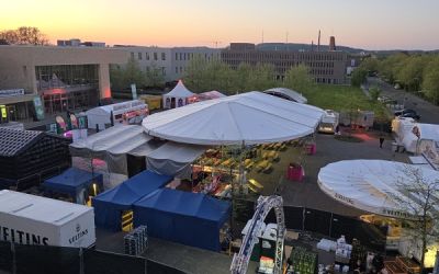 Drohnenaufnahme eines Festivalgeländes in Abenddämmerung