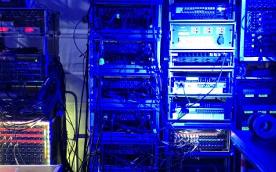 Veranstaltungstechnik im Backstage einer Bühne blau angeleuchtet