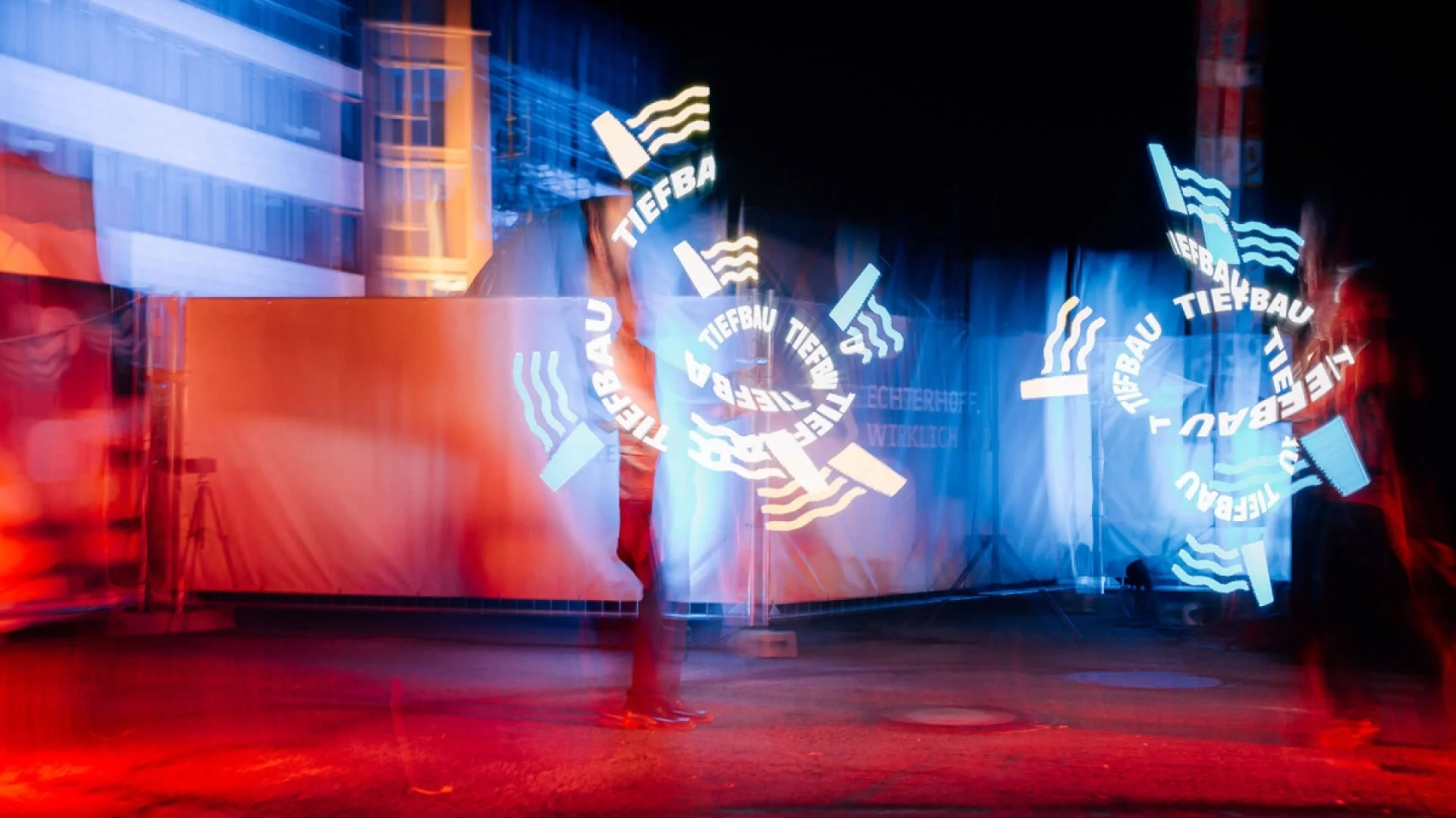 Lichtshow mit Schriftzug Tiefbau und Logo
