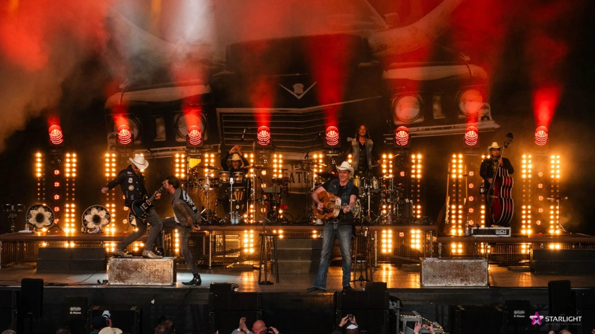 Konzertbühne und The BossHoss beim Auftritt