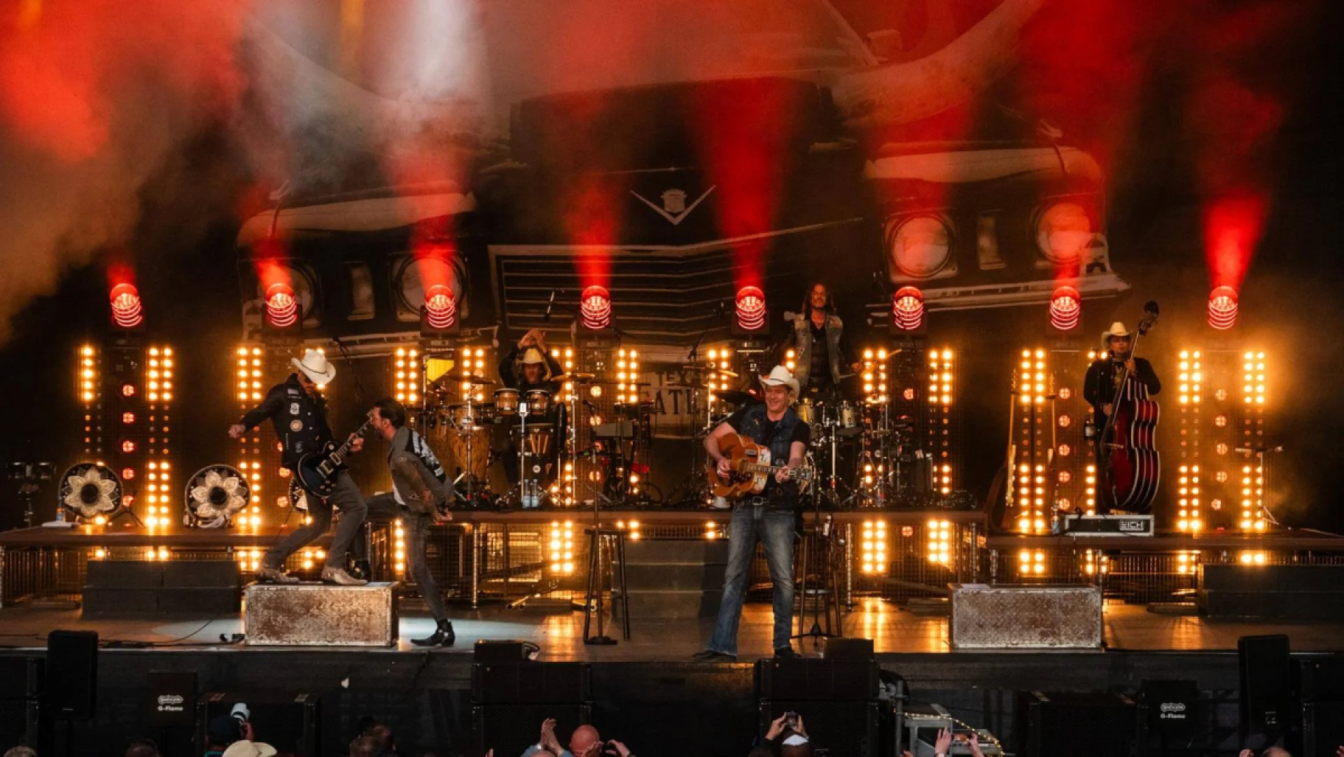 Konzertbühne und The BossHoss beim Auftritt