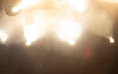 Discokugel angeleuchtet durch mehrere Spotlights