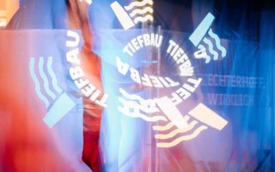 Lichtshow mit Schriftzug Tiefbau und Logo
