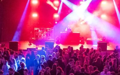 Konzert STILLaLIVE mit Partygästen vor der Bühne