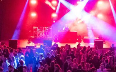 Konzert STILLaLIVE mit Partygästen vor der Bühne