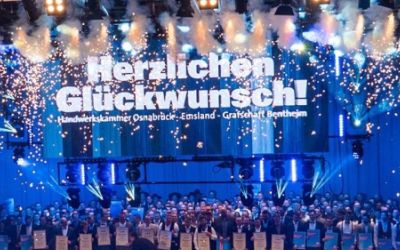 Schlussbild auf der Bühne mit allen Absolventen auf dem Abschlussball der Handwerkskammer.