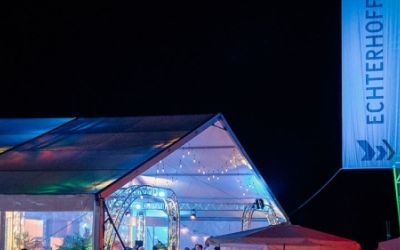 Buntbeleuchtetes Partyzelt bei Nacht auf dem Echterhoff Firmen-Event