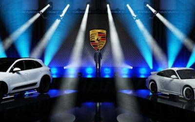 Event Porsche – Visualisierung. Zwei Porsche Fahrzeuge stehen auf einer Bühne im Spotlight.