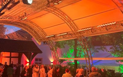 Partyzelt Rundbogen und bunt beleuchtete Bäume