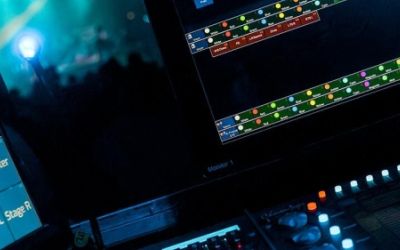 Eventtechnik mit Mischpult, Ablaufplan am Computer und Anzeige der Uhrzeit.