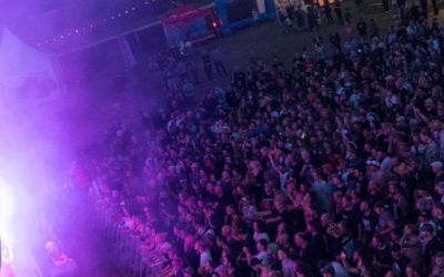 Blick von oben auf Publikum und Bühne bei einem Festival.