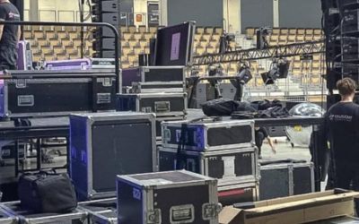 Bühnenaufbau durch Mitarbeiter von Starlight in einer Sporthalle
