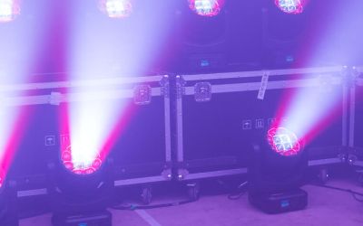 Spotlights im Bogen auf einer Bühne aufgestellt mit violettem nach oben gerichteten Licht.
