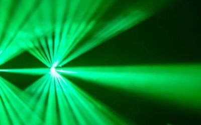 Zwei grüne Lichtpunkte die nach außen abstrahlen
