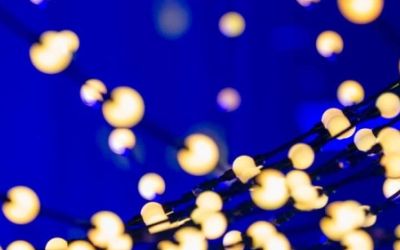 Viele kleine, gelbe Pünktchen einer Lichterkette vor blauem Hintergrund.