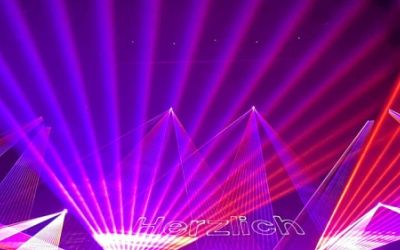 Lasershow mit aufgefächerten Lichtstrahlen in pink und rot.