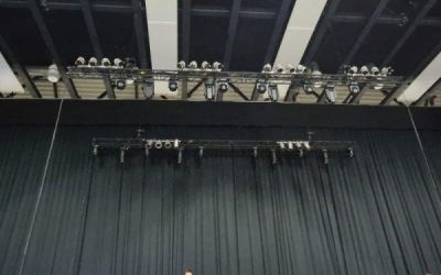 Starlight-Team beim Bühnenaufbau in der Emslandarena für Christian Steiffen Auftritt.