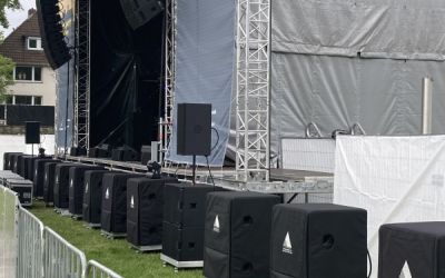 Aufbau der Festivalbühne Gartenparty in Bad Iburg