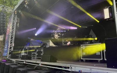 DJ im Einsatz auf einer Eventbühne zur Maiwoche