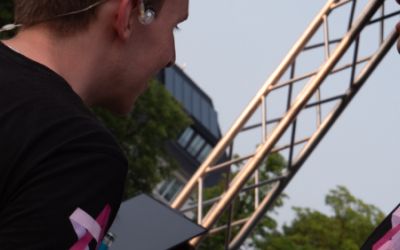 Zwei Personen mit T-Shirt mit dem Logo der Firma Starlight Showservice GmbH drauf