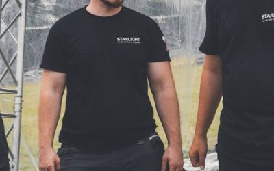 Drei Starlight-Mitarbeiter besprechen sich beim Aufbau eines Events.