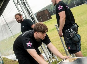 Team Starlight beim Aufbau des Technikzeltes für ein Festival.